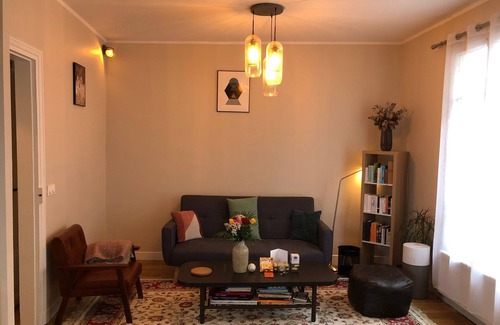 Villejuif Appartement | Paris Retreat, Work, Dream, Repeat!