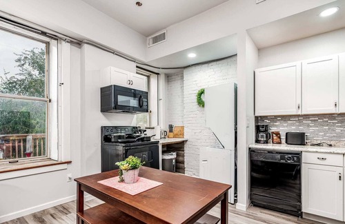 Lafayette Square Maison | Park Ave Townhome w/parking by CozySuites