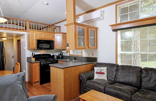 Centre Hall Cabine | Park Model 35 w/ 3 Beds