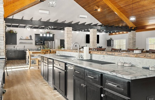 Jeffersonville Cabine | Park Place Lodge - Stay Play Celebrate - Sleeps 34