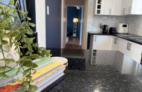 Parkdale Appartement | Parkdale Gem – Walk to Beach, Wine & Vibes