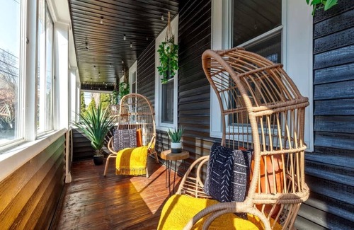 Italian Village Maison | Parking - Convention - Short North - King Bed