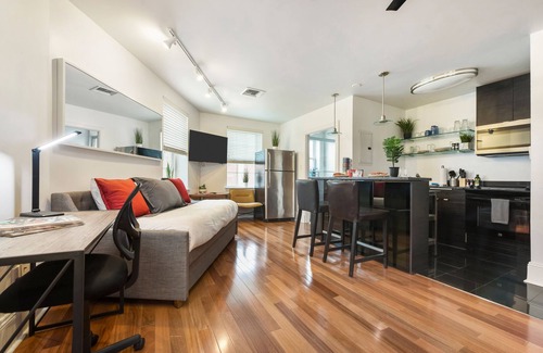Bloomfield Appartement | Parking~West Penn~Queen Bed~Elevator~Central Location~ 10 Min to DT~ Wifi