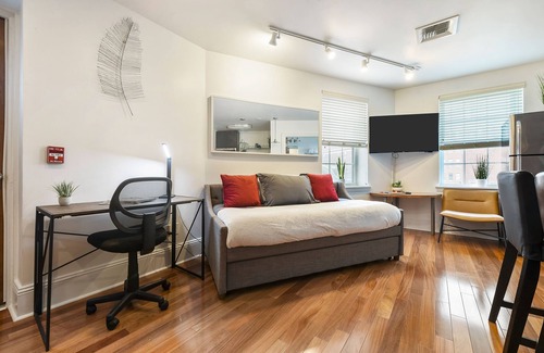 Bloomfield Appartement | Parking~West Penn~Queen Bed~Elevator~Central Location~ 10 Min to DT~ Wifi