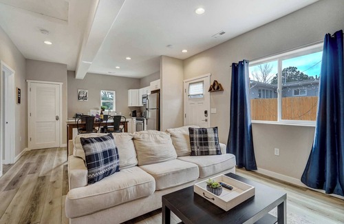 Monument Maison | Parkside Ridge! Cozy Escape w/Hot Tub & Views