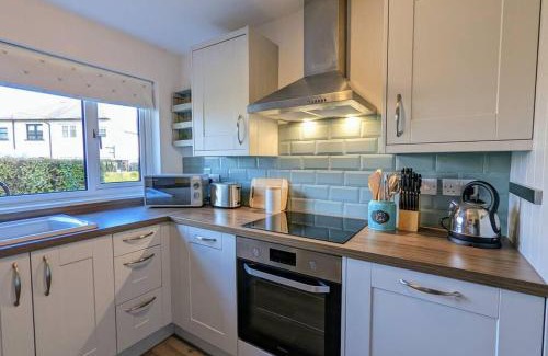 Carnoustie Maison | Parkview Cottage - Lovely home with cosy fireplace