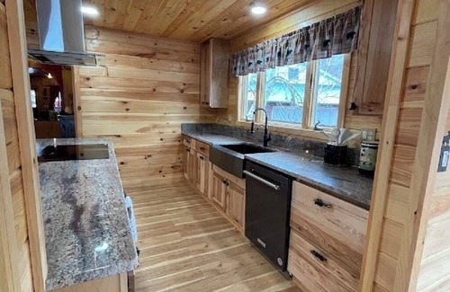 Inlet Cabine | Northern Lights Lodge - A charming waterfront lodge in the heart of Inlet
