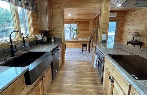 Inlet Cabine | Northern Lights Lodge - A charming waterfront lodge in the heart of Inlet