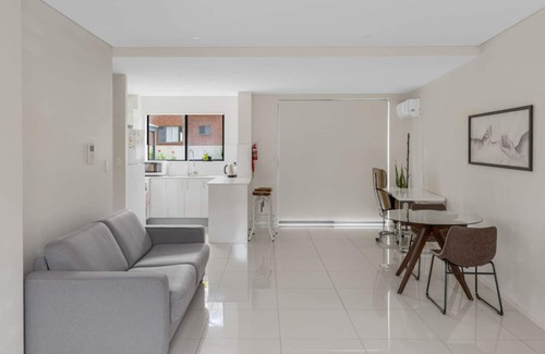 Parramatta Appartement | Parramatta Gem 2BR 2BA with Private Outdoor Space