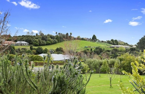 Welcome Bay Maison | Parrot Nest - Modern private guesthouse in tranquil setting