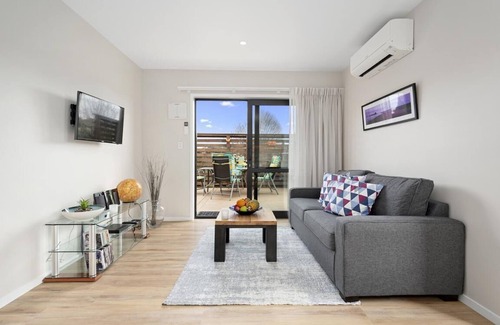Welcome Bay Maison | Parrot Nest - Modern private guesthouse in tranquil setting