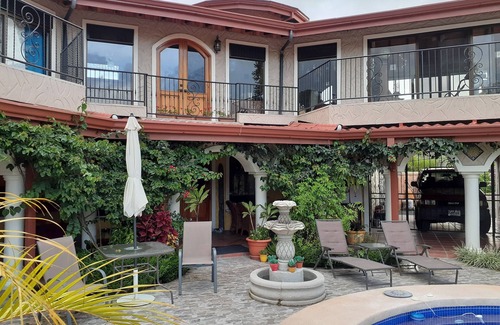 La Fortuna Appartement | Parrot Suite: Encantada Arenal Adults Only, Wildlife Sanctuary, B&B, Enjoy More!