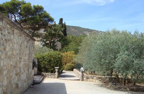 Maubec Maison | Part of Résidence Lou Boulidou, former vineyard, now unique vacation rentals.