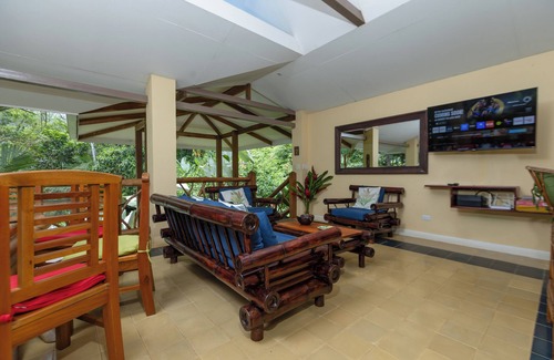 Portalon Maison | Villa avec piscine privée et vue partielle sur l'océan entourée de forêt tropicale et de cascades