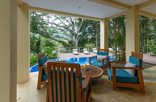 Portalon Maison | Villa avec piscine privée et vue partielle sur l'océan entourée de forêt tropicale et de cascades