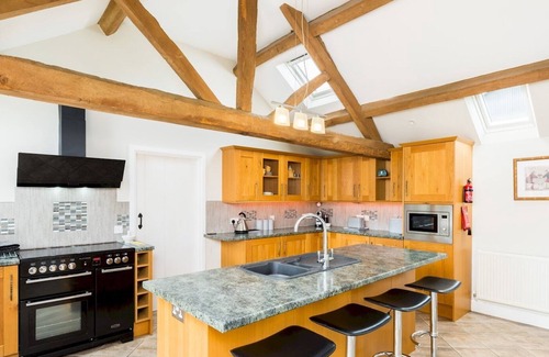 Ardens Grafton Maison | Pass the Keys | Spacious Country Cottage Hot Tub