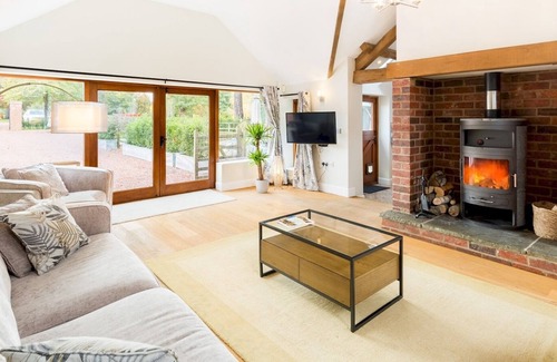 Ardens Grafton Maison | Pass the Keys | Spacious Country Cottage Hot Tub