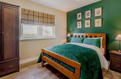 Newbridge Maison | Pass the Keys Beautiful Cottage in Historical Robert Burns Farm