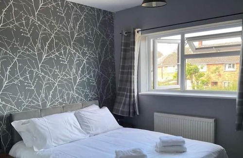 Shrewsbury Maison | Pass the Keys | Cheerful large 3 bedroom house in quiet cul-de-sac