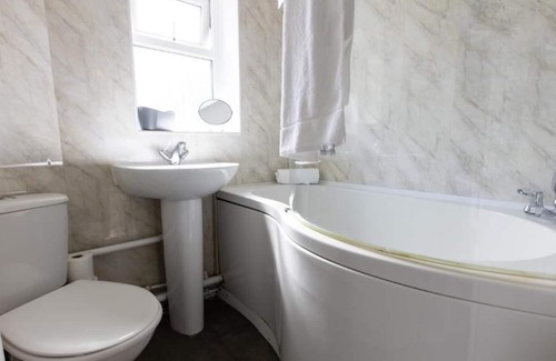 Shrewsbury Maison | Pass the Keys | Cheerful large 3 bedroom house in quiet cul-de-sac