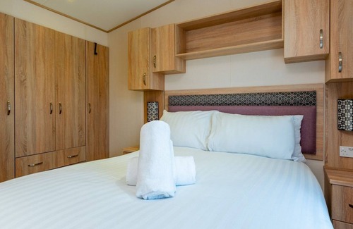 Wimborne Maison | Pass the Keys | Delightful 2 bedroom caravan with parking