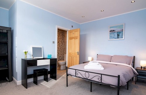 Ombersley Maison | Pass the Keys | Elegant Georgian Home in Picture Perfect Village