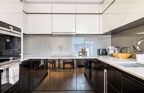 Vincent Square Appartement | Pass the Keys | Elegant Riverside Stay