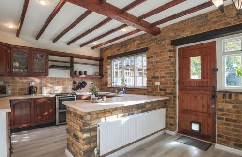 Wraysbury Maison | Pass the Keys Idyllic Home in Picturesque Village of Wraysbury