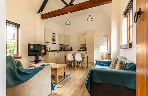 Farringdon Maison | Pass the Keys | Peaceful and spacious 2 bedroom holiday home