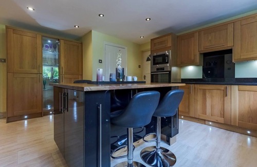 Northfield Maison | Pass the Keys | Stunning 4 Bed, 4 Bath Home:Tranquil Garden Oasis