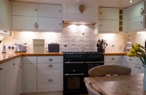 Lechlade Maison | Pass the Keys | Stylish and Spacious Cotswolds Cottage - Sleeps 6