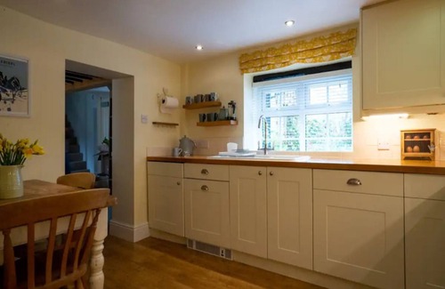 Lechlade Maison | Pass the Keys | Stylish and Spacious Cotswolds Cottage - Sleeps 6