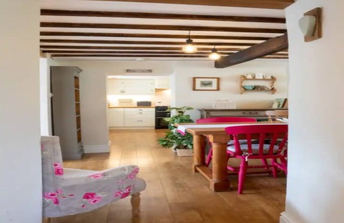 Lechlade Maison | Pass the Keys | Stylish and Spacious Cotswolds Cottage - Sleeps 6