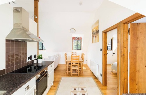 Long Marston Appartement | Pass the Keys | Sicca Lodge, Wyre Lane, CV37 8RQ · 1Bed with Sun Terrace & Parking, Long Marston
