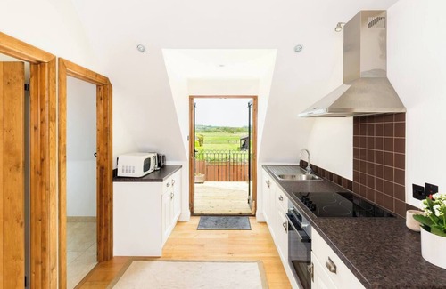 Long Marston Appartement | Pass the Keys | Sicca Lodge, Wyre Lane, CV37 8RQ · 1Bed with Sun Terrace & Parking, Long Marston