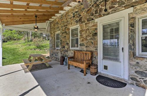 Hellertown Maison | Patio and Fire Pit Idyllic Cottage in Hellertown!