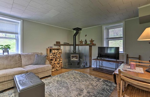 Hellertown Maison | Patio and Fire Pit Idyllic Cottage in Hellertown!