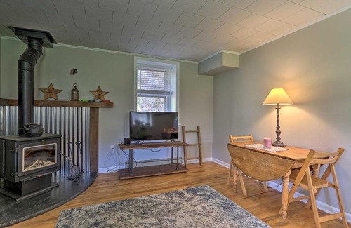 Hellertown Maison | Patio and Fire Pit Idyllic Cottage in Hellertown!