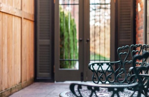 Stratford Appartement | Patio Suite with Sunroom, steps from Tom Patterson by Henry House Stays