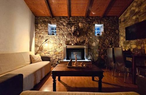 Mindiloglion Maison | Patras stonehouse with large yard - Πέτρινο σπίτι με αυλή