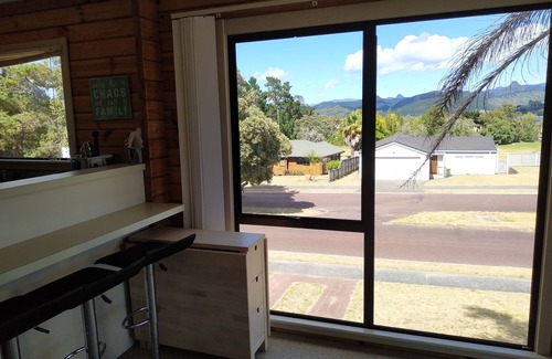 Pauanui Maison | Maison confortable avec vue sur l'estuaire, grande terrasse et pelouse