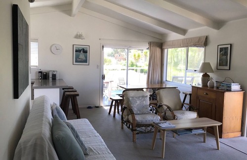Pauanui Maison | Pauanui Family Bach with sleepout. 7 min walk to beach & shops. Sleeps 7