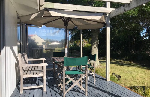 Pauanui Maison | Pauanui Family Bach with sleepout. 7 min walk to beach & shops. Sleeps 7