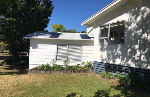 Pauanui Maison | Pauanui Family Bach with sleepout. 7 min walk to beach & shops. Sleeps 7