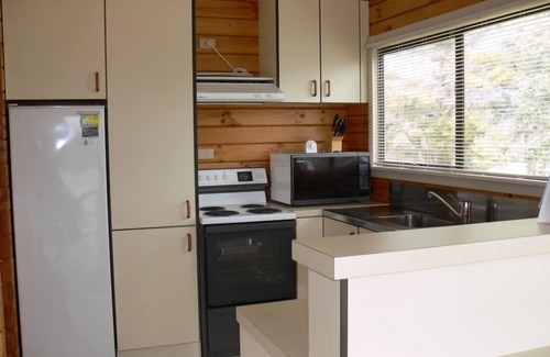 Pauanui Maison | Maison confortable avec vue sur l'estuaire, grande terrasse et pelouse