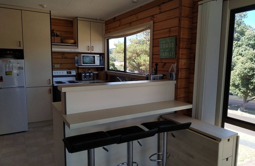 Pauanui Maison | Maison confortable avec vue sur l'estuaire, grande terrasse et pelouse