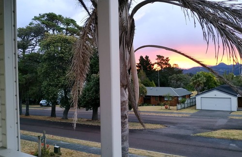 Pauanui Maison | Maison confortable avec vue sur l'estuaire, grande terrasse et pelouse
