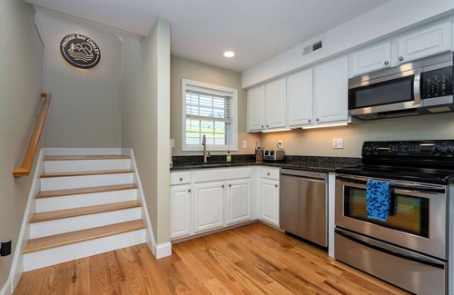 Laconia Copropriété | Paugus Bay Chalet: Newly Renovated Condo with Prime Lake Winni Location!