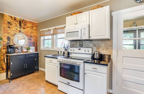 Paw Paw Maison | Lakefront Paw Paw Cottage w/ Boats & 2 Docks!
