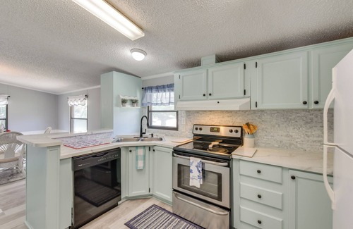 West Panama City Beach Maison | PCB Family Home w/Sunroom, 1 Mi to Shore!